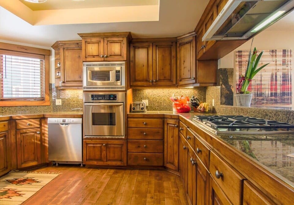 Fully equipped kitchen with modern appliances.