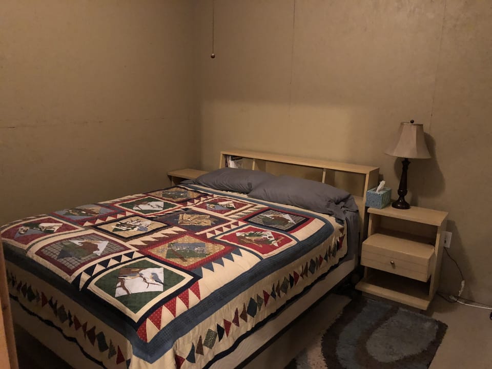 Master Bedroom: Queen Bed