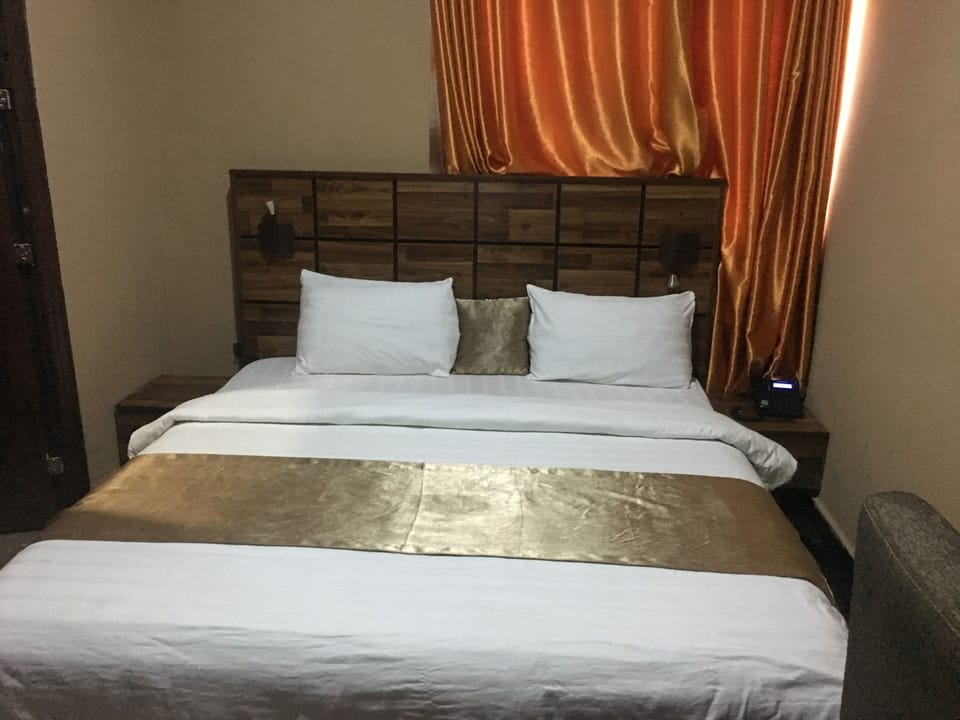 Standard Room | In-room safe, desk, bed sheets