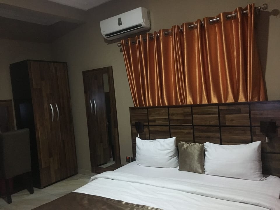 In-room safe, desk, bed sheets