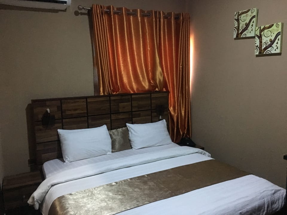 Standard Room | In-room safe, desk, bed sheets
