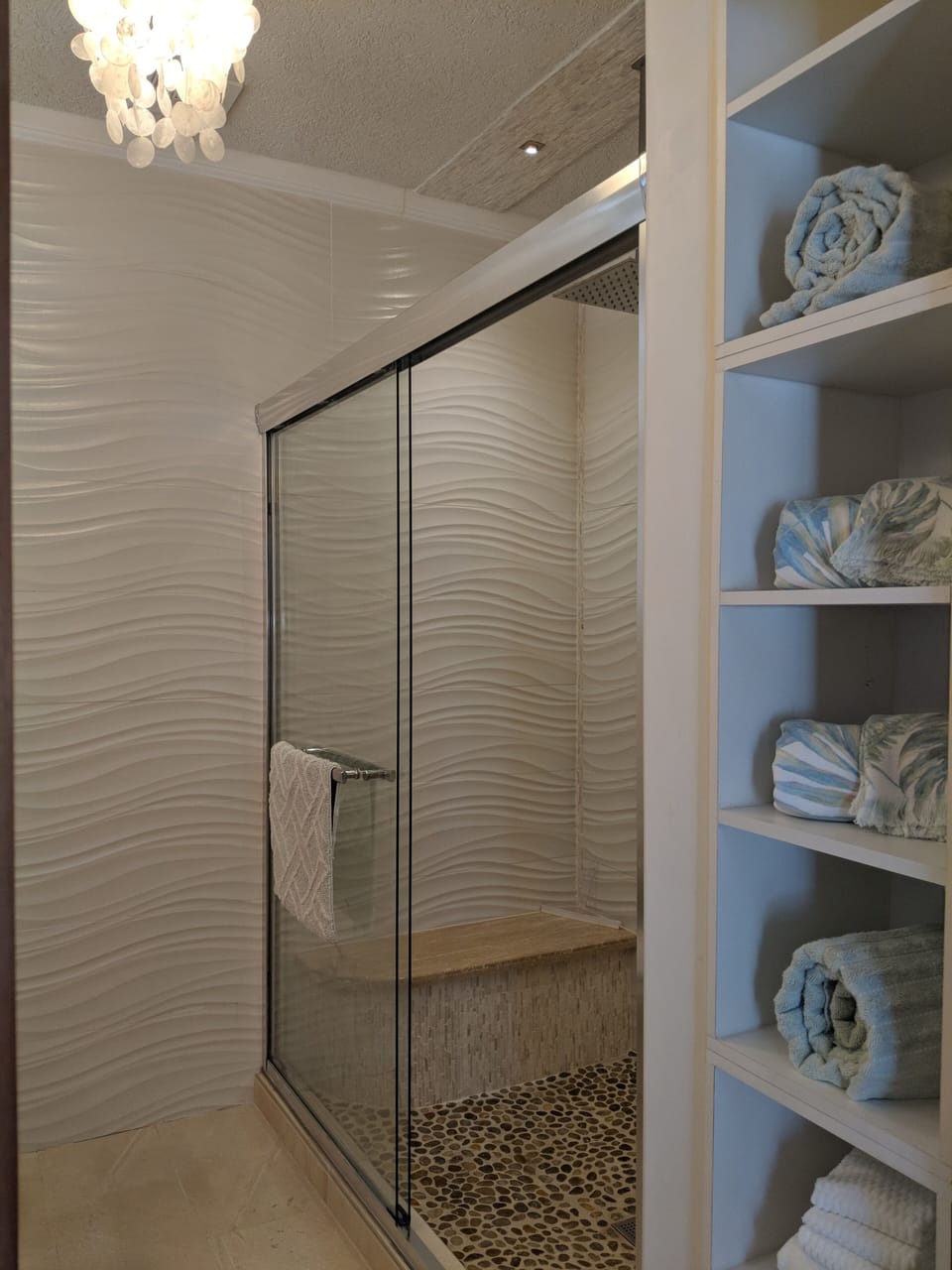 King Palm MBR en-suite bath; LED rainshower, wall & handheld showers. Luxurious!