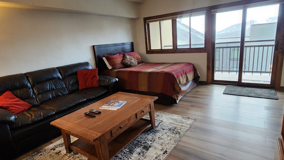Queen bed in room 1