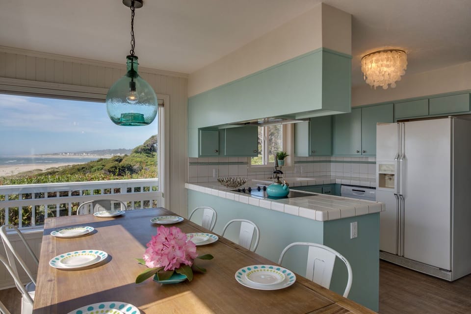 Kitchen/dining area great for family meals.