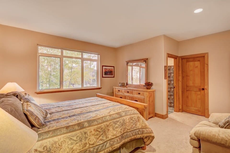 Bedroom 5 - Queen with walk-in closet, recliner, ensuite bathroom with bathtub/shower combo (great windows/golf course view)
