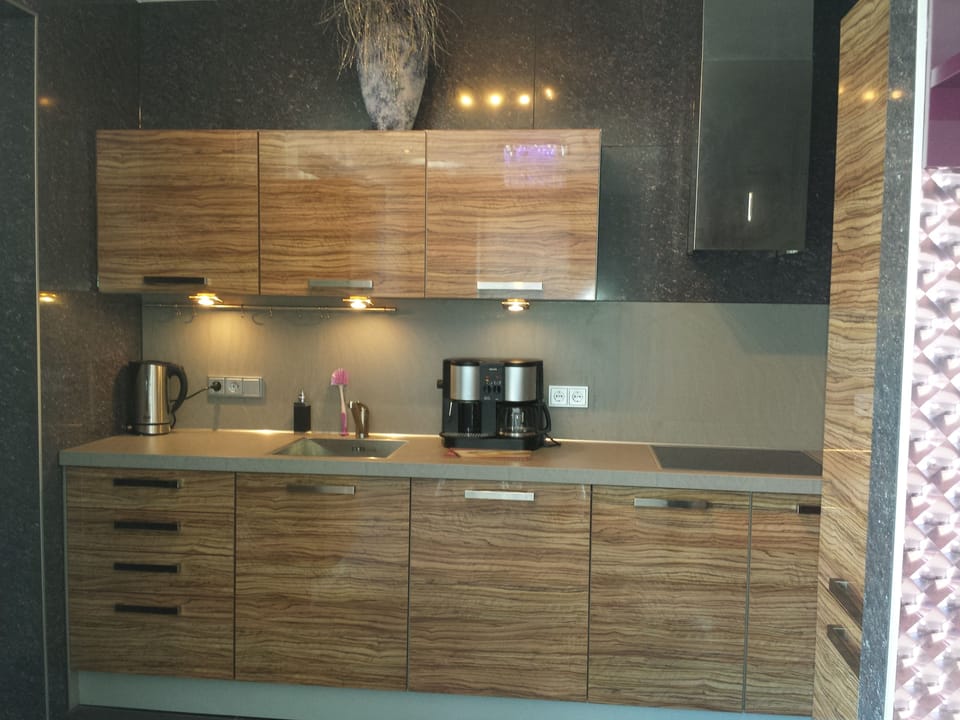 Luxury House, 5 Bedrooms | Private kitchen | Coffee/tea maker, full-size fridge, microwave, oven