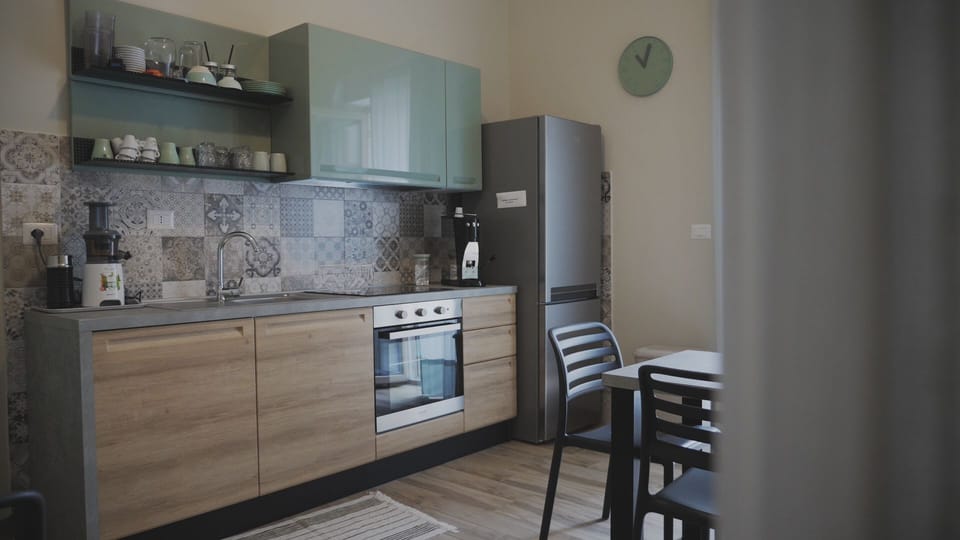 Fridge, coffee/tea maker