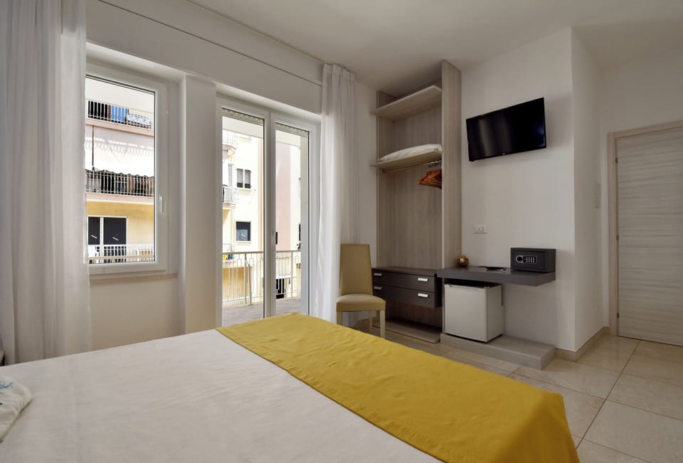 Double Room, Patio, Sea View (Raffica camera 2) | Memory foam beds, minibar, in-room safe, desk