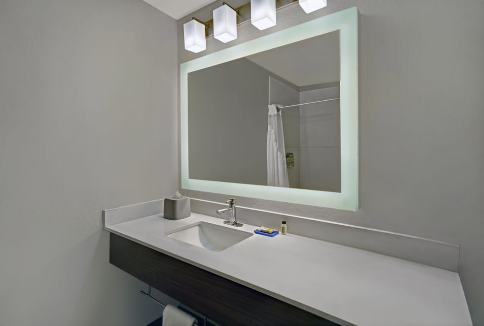 Combined shower/tub, designer toiletries, hair dryer, towels