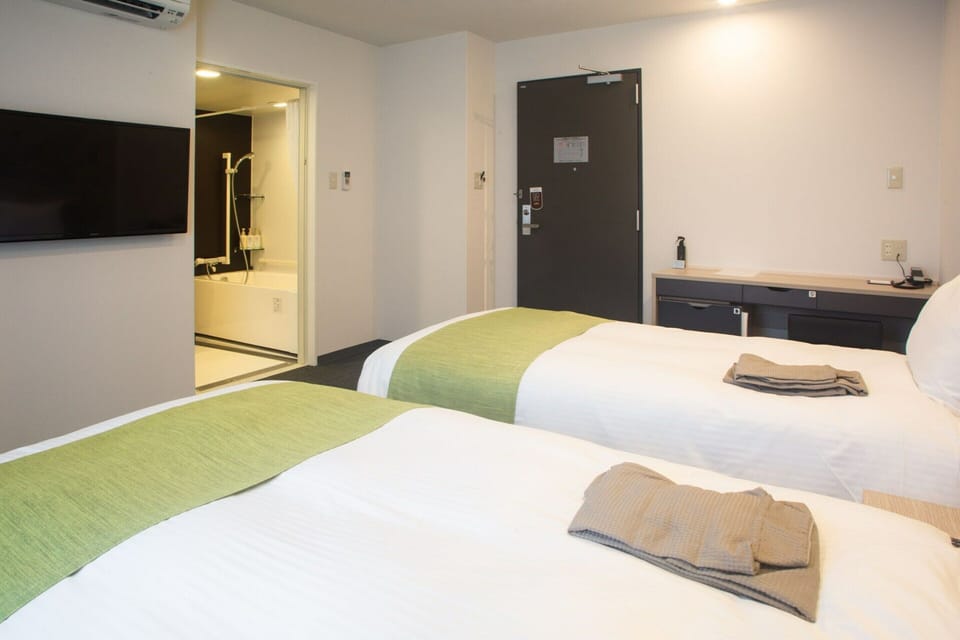 Twin Room, Accessible | Desk, soundproofing, iron/ironing board (on request), WiFi (free)