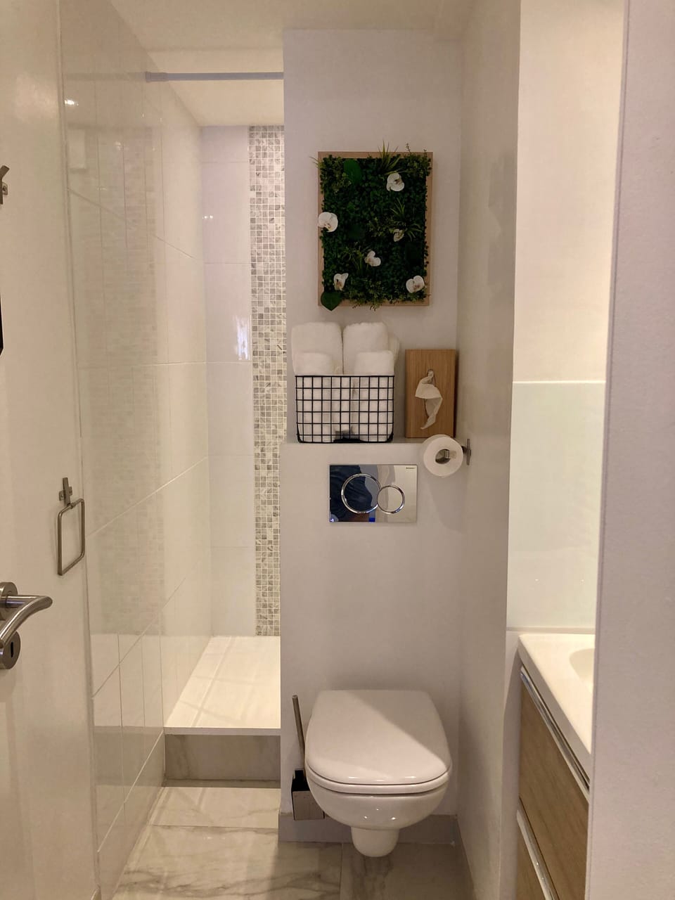 Superior Double Room (Jean Dujardin) | Bathroom | Shower, rainfall showerhead, free toiletries, hair dryer