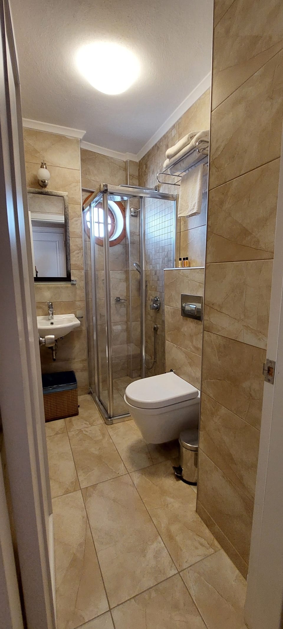 Standard Room | Bathroom | Shower, rainfall showerhead, designer toiletries, hair dryer