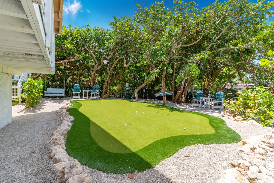 Putting green, with complimentary golf balls & putters