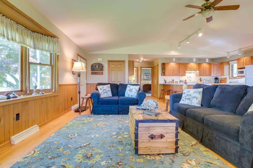 Living Room | Free WiFi | Homeowner On-Site | Queen Sleeper Sofa | TV