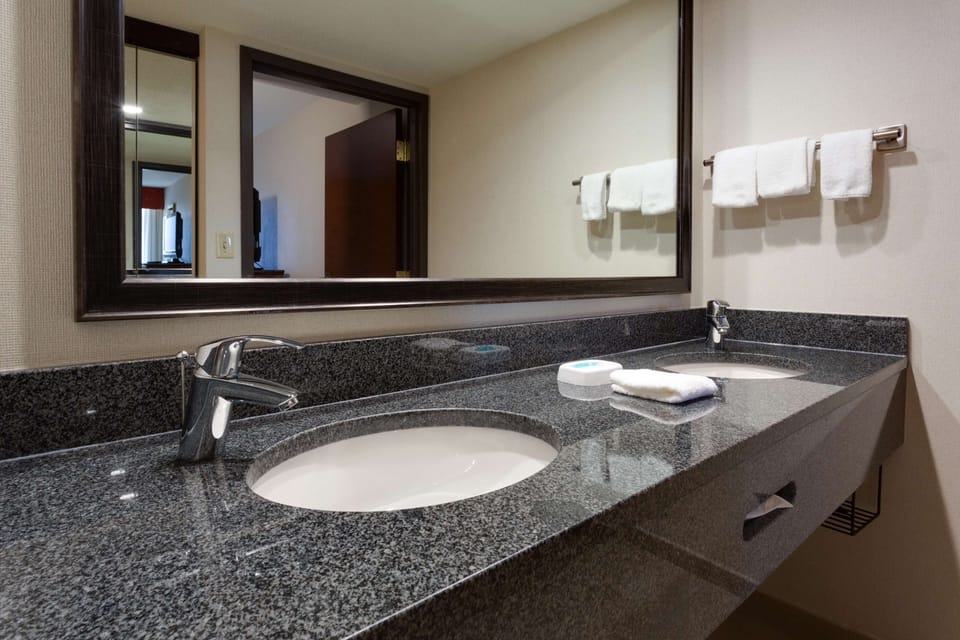 Suite, 1 King Bed with Sofa bed (UpFloor,Oversized,Sofa Sleeper,2Rooms) | Bathroom | Combined shower/tub, free toiletries, hair dryer, towels