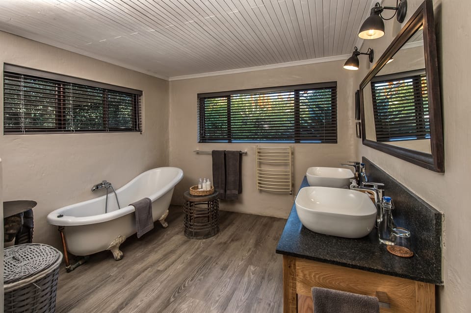 River Lodge Suite | Bathroom | Separate tub and shower, deep soaking tub, free toiletries, hair dryer