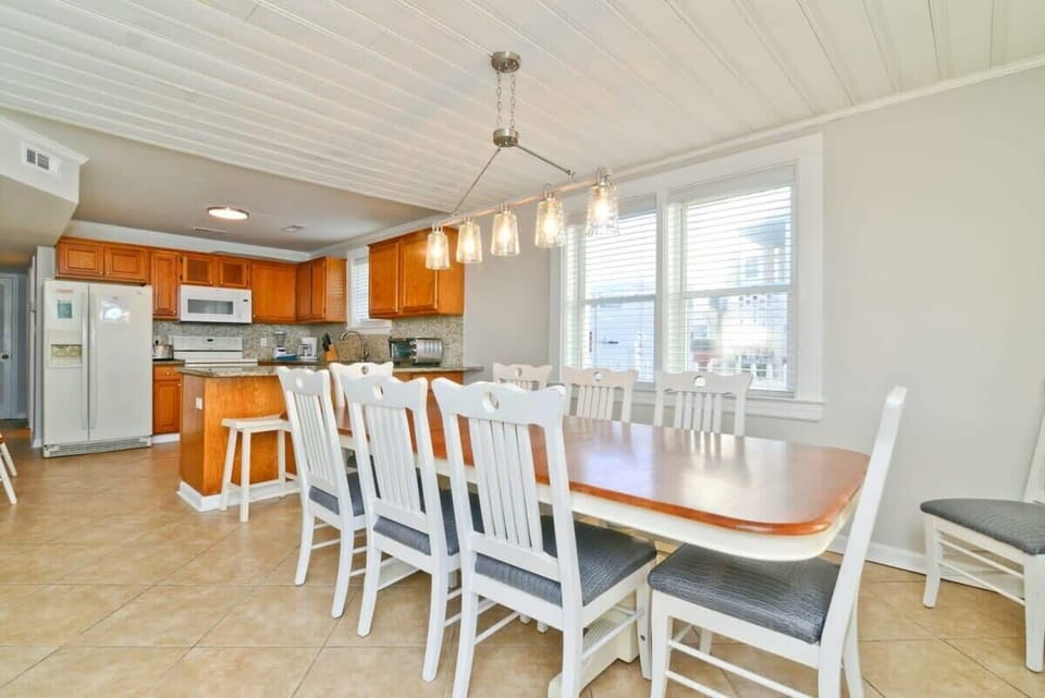 Perfect Modern Dining Area Seating for 8