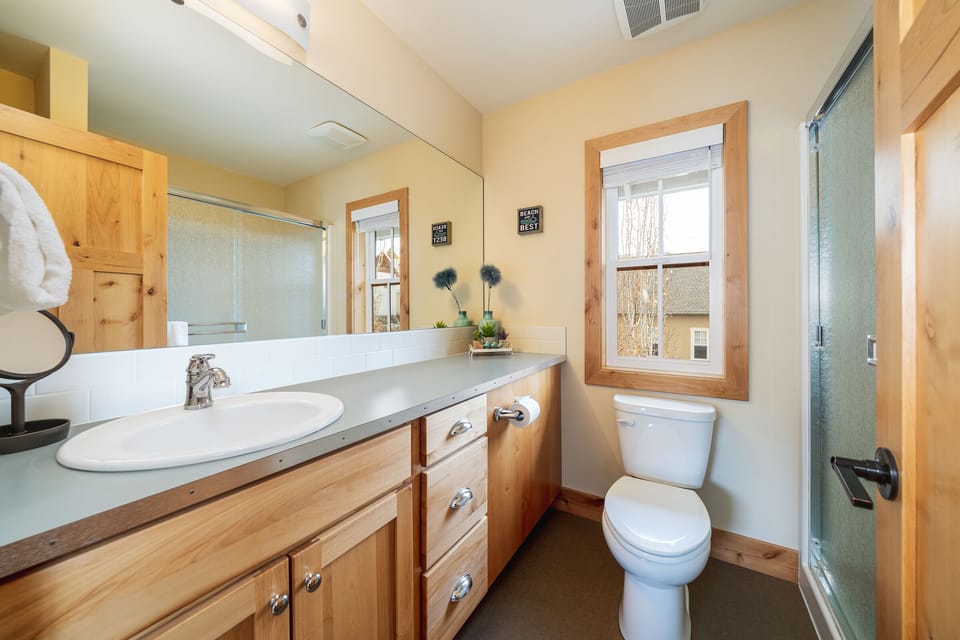 Upper level primary ensuite bath