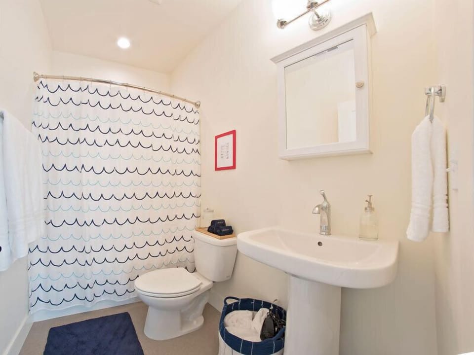 Guest Bathroom / Upper Level