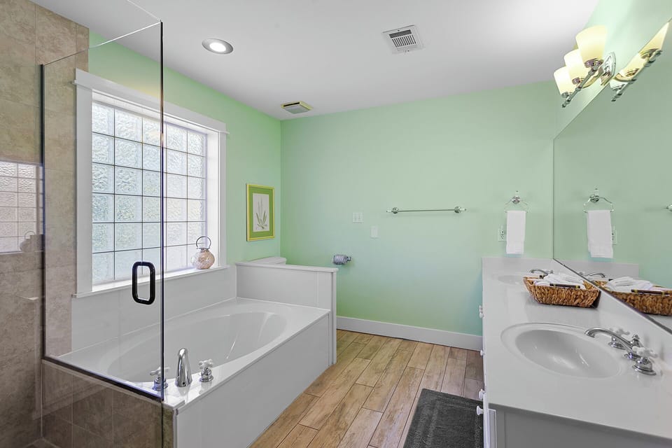 24-Peek-A-View-Primary-Bathroom