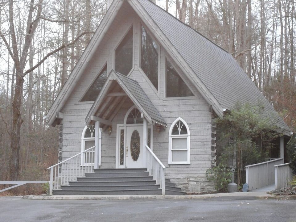 u will go by this wedding capel about a mile away