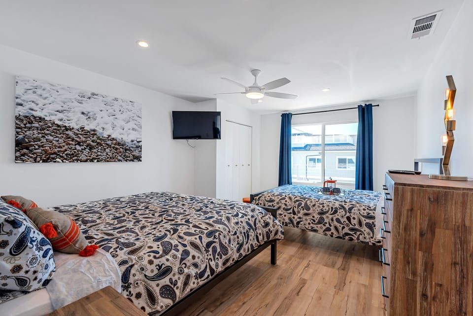 Another photo of the bedroom