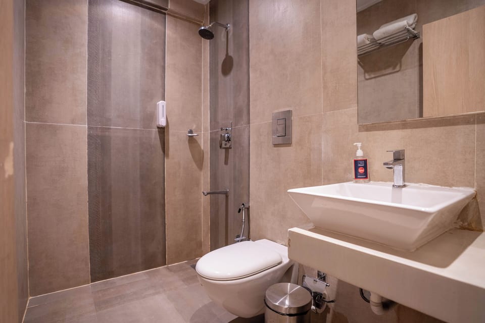 Superior Room | Bathroom | Shower, towels