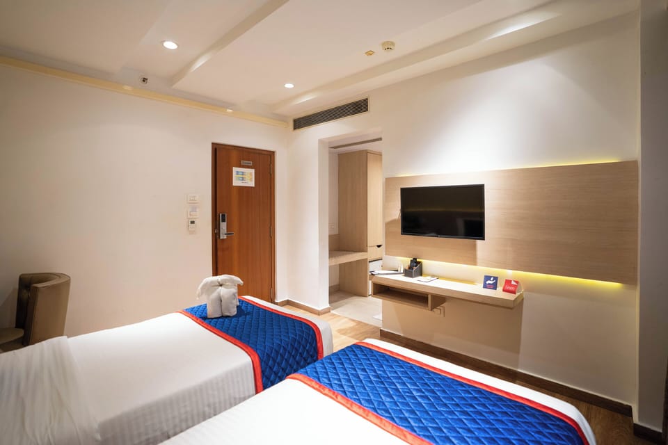 Superior Twin Room | Minibar, in-room safe, desk, blackout drapes