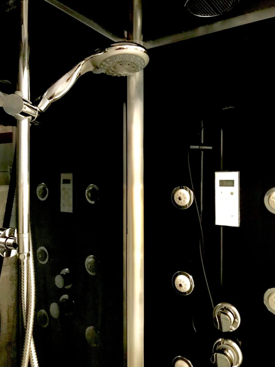 Shower, hydromassage showerhead, free toiletries, hair dryer