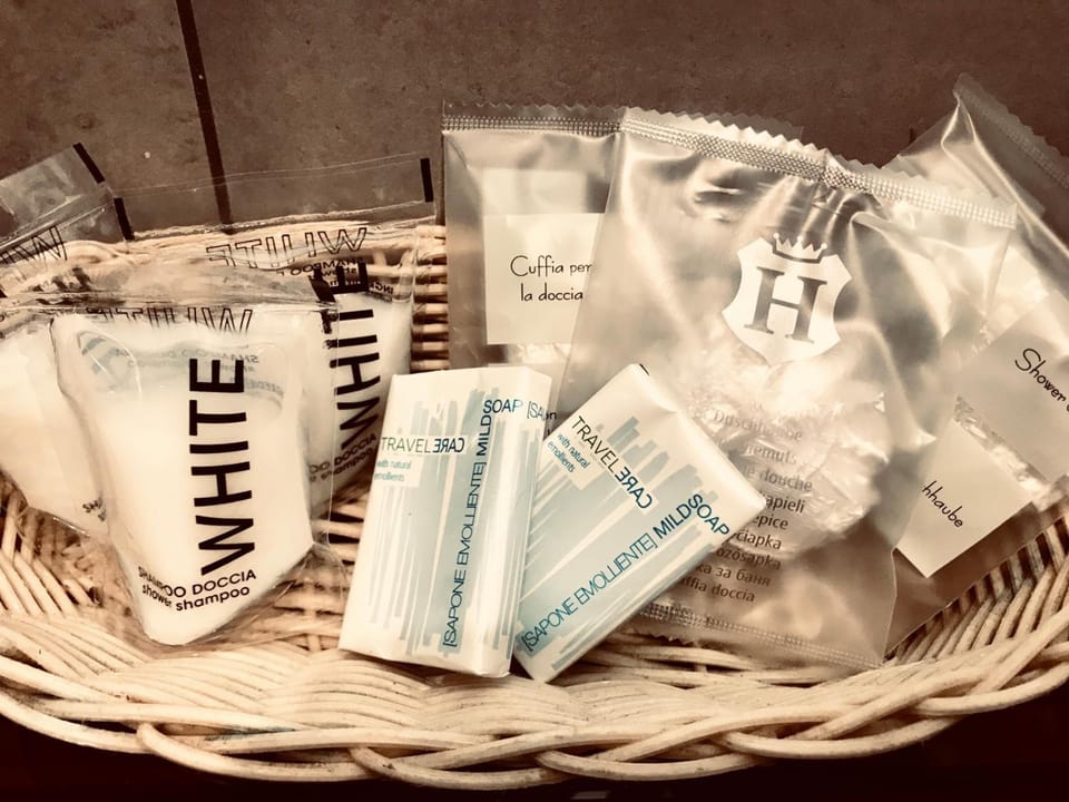 Shower, hydromassage showerhead, free toiletries, hair dryer