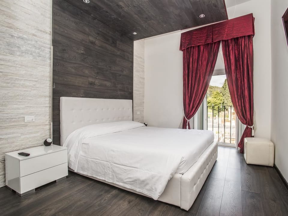Double Room | In-room safe, soundproofing, free WiFi, bed sheets