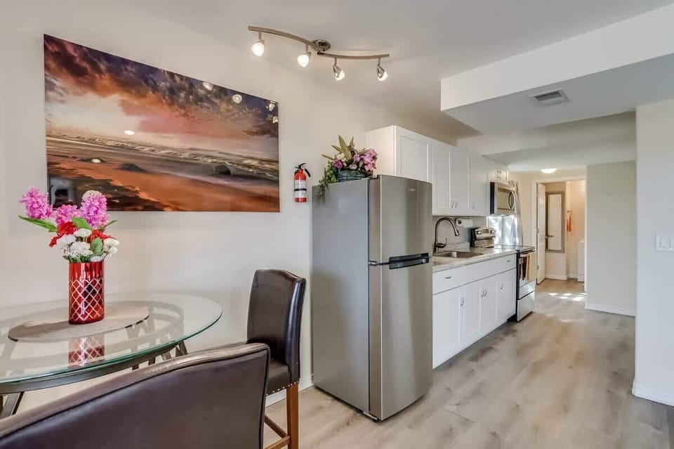 In addition to the dining area, this accommodation also features a well-equipped kitchenette, allowing you to prepare meals and snacks with ease.