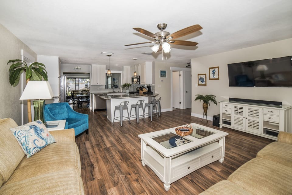 Open floor plan with kitchen / living room combo