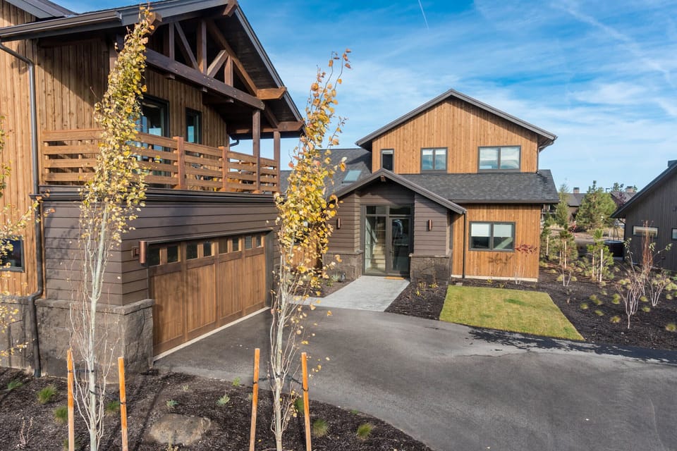 Photo of similar Storm King.