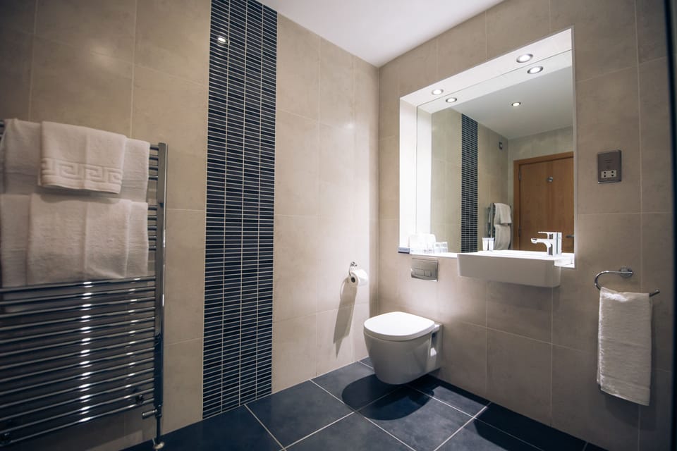 Combined shower/tub, towels