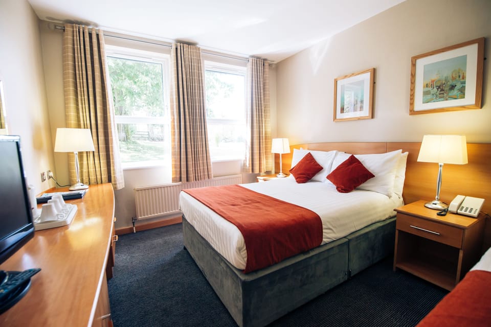 Double Room | Bathroom | Combined shower/tub, towels