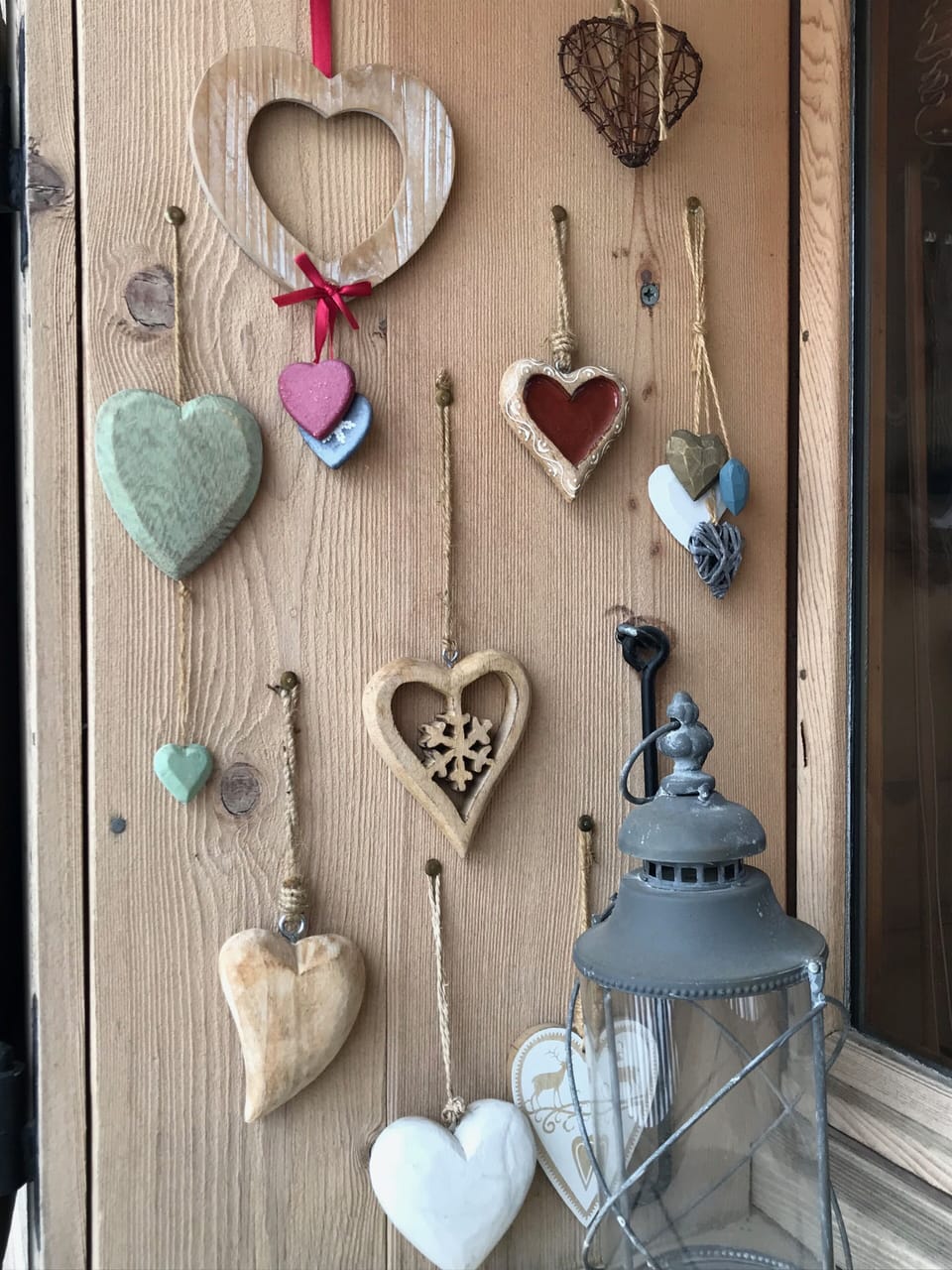 There are more than 100 different wooden hearts hanging in the Chalet chez Moi