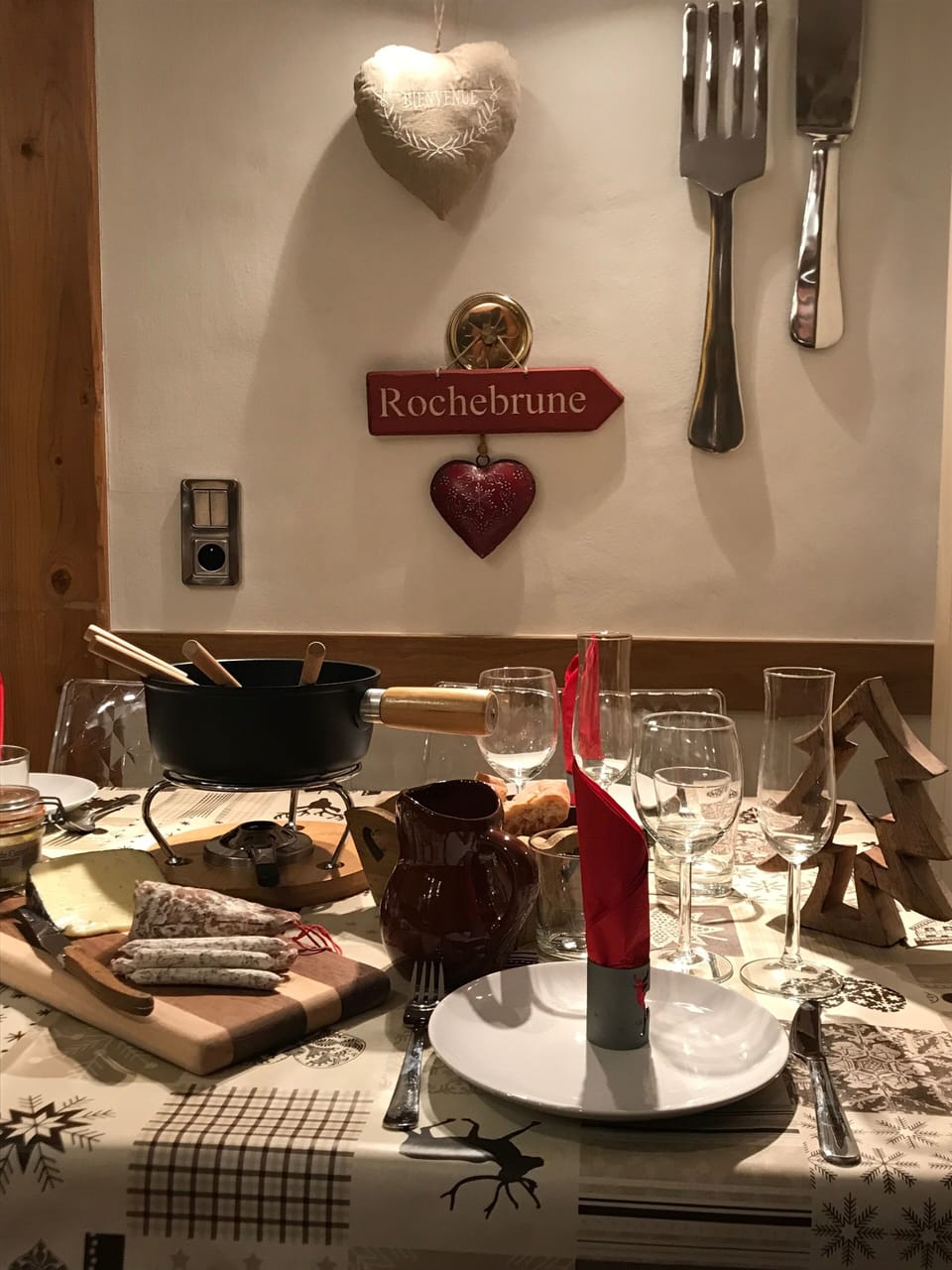 There are more than 100 different wooden hearts hanging in the Chalet chez Moi