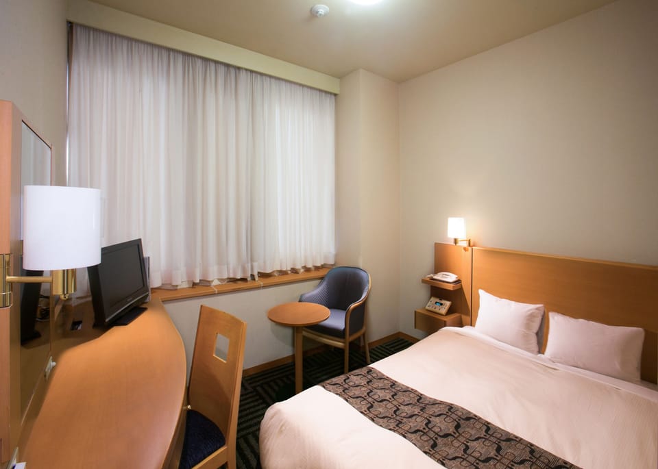Soundproofing, free WiFi, bed sheets