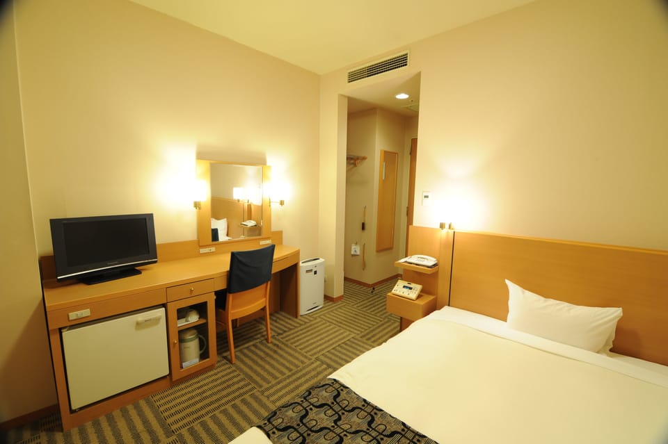 Soundproofing, free WiFi, bed sheets