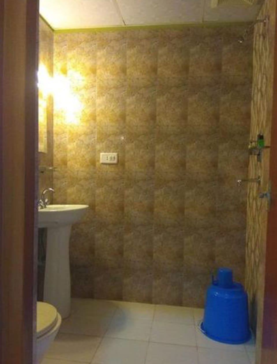 Deluxe Double or Twin Room, Non Smoking | Bathroom | Shower