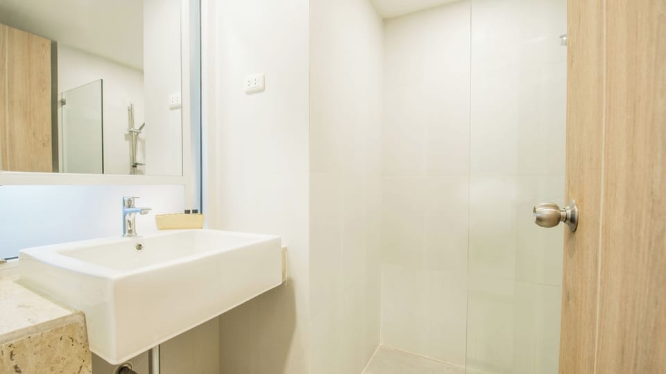 Junior Suite Room | Bathroom | Shower, towels, soap, shampoo