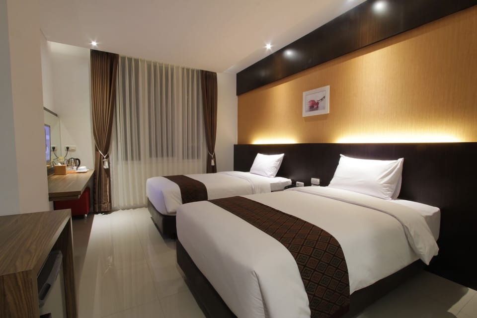 Deluxe Twin Room | Minibar, in-room safe, desk, free WiFi