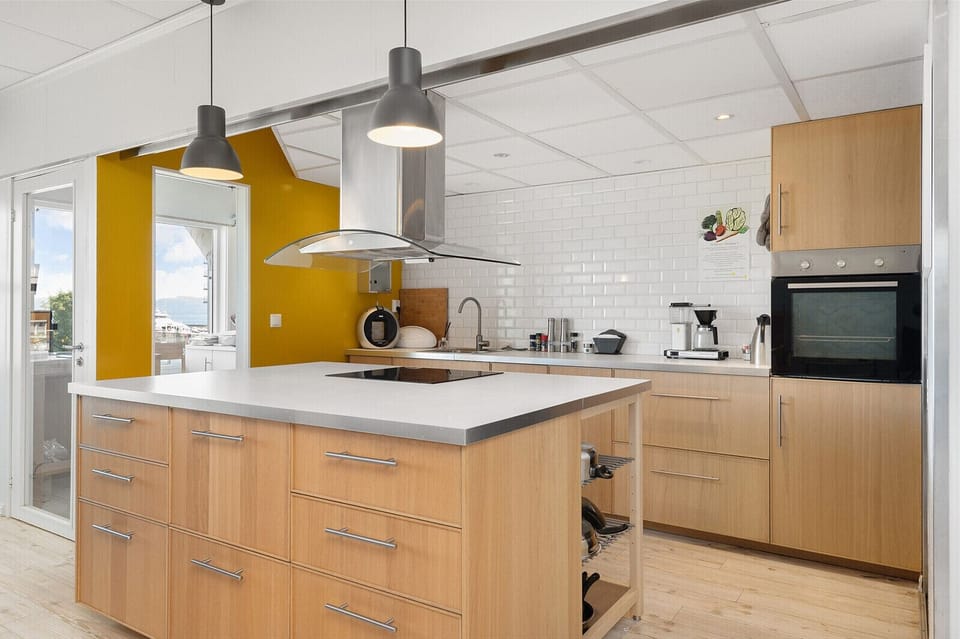 Shared fridge, dishwasher, cookware/dishes/utensils