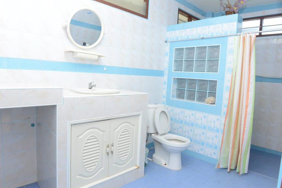 1-Bedroom House | Bathroom | Shower, free toiletries, hair dryer, bathrobes