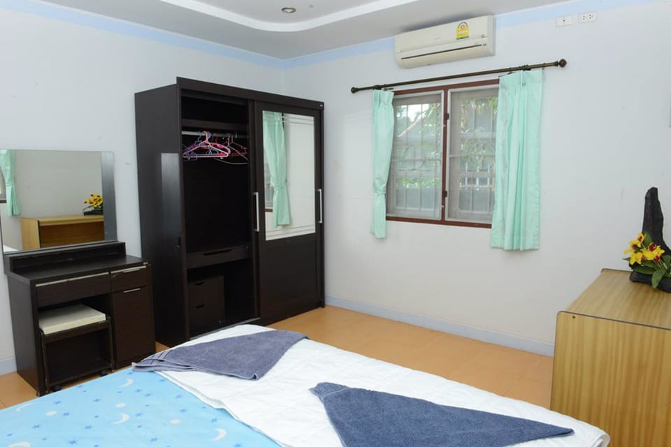 1-Bedroom House | Minibar, iron/ironing board (on request), WiFi (free)