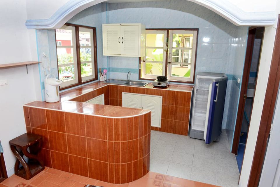 1-Bedroom House | Private kitchen | Fridge, stovetop, electric kettle, cookware/dishes/utensils