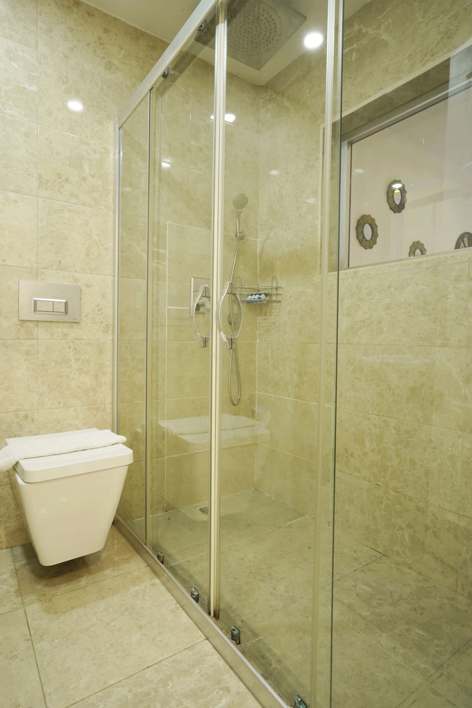 Double Room, Jetted Tub | Bathroom | Shower, free toiletries, hair dryer, slippers