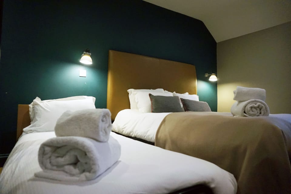 Comfort Triple Room | Desk, laptop workspace, blackout drapes, iron/ironing board