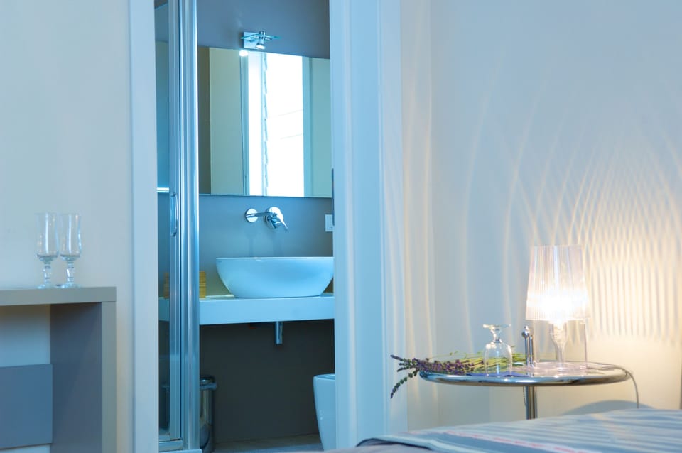 Comfort Double or Twin Room, 1 King Bed | Bathroom | Shower, rainfall showerhead, designer toiletries, hair dryer